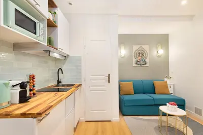 Cuisine ou kitchenette dans l'établissement Guestrust - Arc de Triomphe Green
