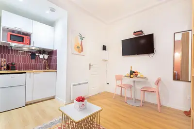 Cuisine ou kitchenette dans l'établissement Guestrust- Arc de Triomphe Corail