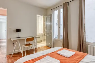 Un ou plusieurs lits dans un hébergement de l'établissement Spacious & lovely flat-Up to 10 guests-Paris 10