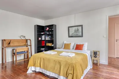 Un ou plusieurs lits dans un hébergement de l'établissement Spacious & lovely flat-Up to 10 guests-Paris 10