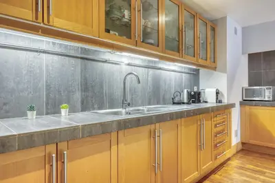 Cuisine ou kitchenette dans l'établissement Spacious & lovely flat-Up to 10 guests-Paris 10