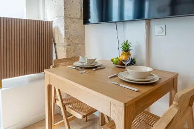 Télévision ou salle de divertissement dans l'établissement Lavie Maison A C & Sauna