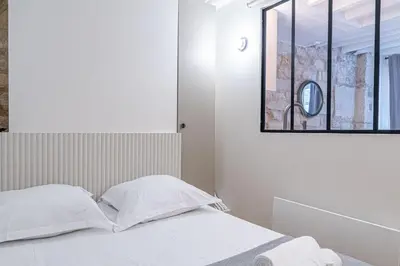 Un ou plusieurs lits dans un hébergement de l'établissement Lavie Maison A C & Sauna