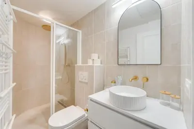 Salle de bains dans l'établissement Opera Sentier Appartement avec Spa et Cinéma