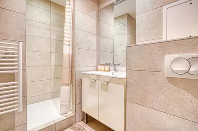 Salle de bains dans l'établissement Luxueux appartement Paris proche Tour Eiffel Champs Elysées La Défense