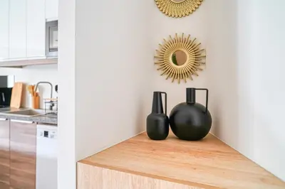 Cuisine ou kitchenette dans l'établissement Luxueux appartement Paris proche Tour Eiffel Champs Elysées La Défense