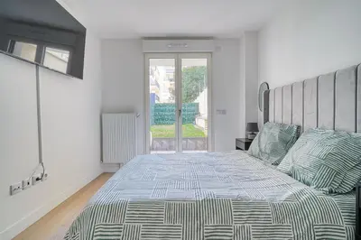 Un ou plusieurs lits dans un hébergement de l'établissement Luxueux appartement Paris proche Tour Eiffel Champs Elysées La Défense