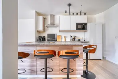 Cuisine ou kitchenette dans l'établissement Luxueux appartement Paris proche Tour Eiffel Champs Elysées La Défense
