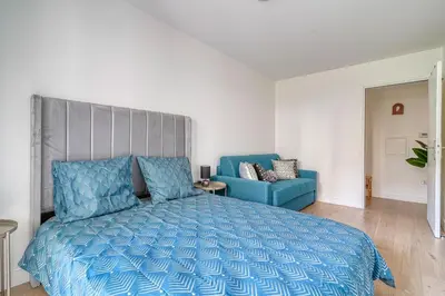 Un ou plusieurs lits dans un hébergement de l'établissement Luxueux appartement Paris proche Tour Eiffel Champs Elysées La Défense