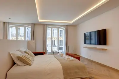 Télévision ou salle de divertissement dans l'établissement 343 Suite Jad - Superbe Appartement à Paris