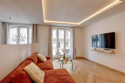 Télévision ou salle de divertissement dans l'établissement 343 Suite Jad - Superbe Appartement à Paris