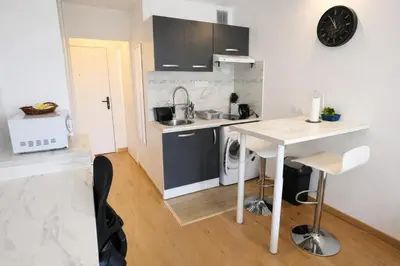 Cuisine ou kitchenette dans l'établissement Exclusive Private Apartment by Warilco - Pleyel 25 m2 - À 1 minute de la station métro Carrefour Pleyel