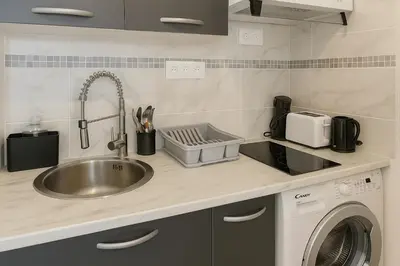 Cuisine ou kitchenette dans l'établissement Exclusive Private Apartment by Warilco - Pleyel 25 m2 - À 1 minute de la station métro Carrefour Pleyel