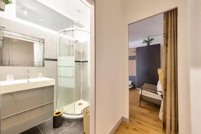 Salle de bains dans l'établissement Agréable studio proche Paris et Porte de Versailles