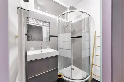 Salle de bains dans l'établissement Agréable studio proche Paris et Porte de Versailles