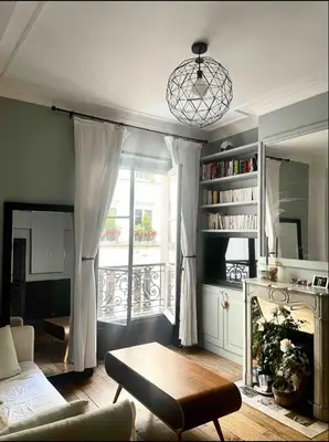 Coin salon dans l'établissement Heart of marais calm and charming NEW