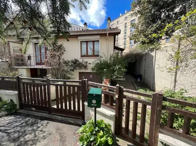 Jardin de l'établissement P1- Maison 2min metro PARIS-EXPO 3 chambres 3 lits