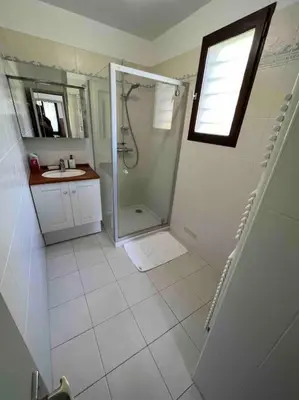 Salle de bains dans l'établissement P1- Maison 2min metro PARIS-EXPO 3 chambres 3 lits