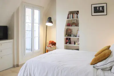 Un ou plusieurs lits dans un hébergement de l'établissement 26 m love cocoon with Eiffel Tower view