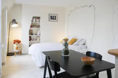 Un ou plusieurs lits dans un hébergement de l'établissement 26 m love cocoon with Eiffel Tower view