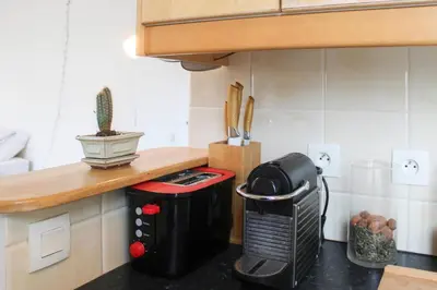 Cuisine ou kitchenette dans l'établissement 26 m love cocoon with Eiffel Tower view