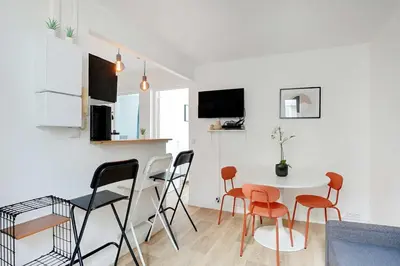 Télévision ou salle de divertissement dans l'établissement Modern apartment - 2BR-4P - Sacré-Cœur