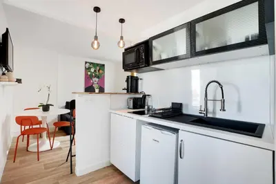 Cuisine ou kitchenette dans l'établissement Modern apartment - 2BR-4P - Sacré-Cœur