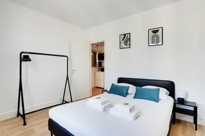 Un ou plusieurs lits dans un hébergement de l'établissement Modern apartment - 2BR-4P - Sacré-Cœur