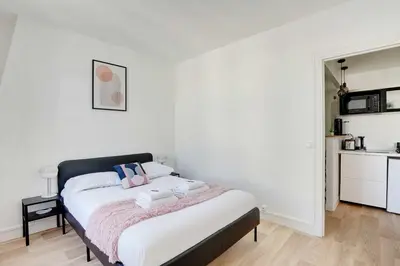 Un ou plusieurs lits dans un hébergement de l'établissement Modern apartment - 2BR-4P - Sacré-Cœur