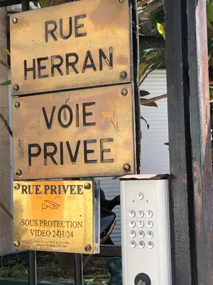 Certificat, récompense, panneau ou autre document affiché dans l'établissement TROCADERO-TOUR EIFFEL-Champs Elysees