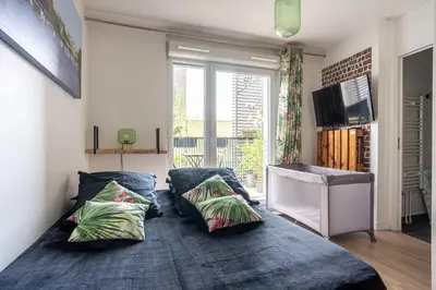 Télévision ou salle de divertissement dans l'établissement Joli appartement dans Eco quartier résidentiel