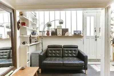 Coin salon dans l'établissement Peace and greenery, heart of Paris