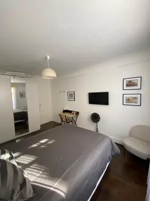 Télévision ou salle de divertissement dans l'établissement Maison Auguste