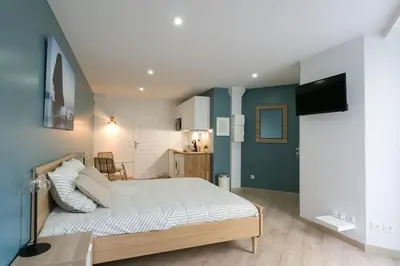 Un ou plusieurs lits dans un hébergement de l'établissement Rose, Appartement Confortable proche Metro