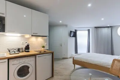 Cuisine ou kitchenette dans l'établissement Rose, Appartement Confortable proche Metro