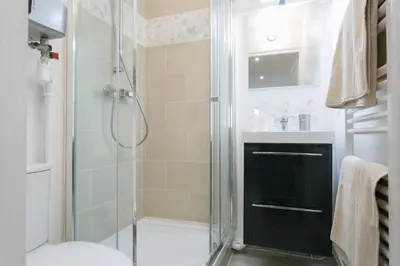 Salle de bains dans l'établissement Rose, Appartement Confortable proche Metro