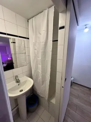 Salle de bains dans l'établissement Studio charmant centre Idéal