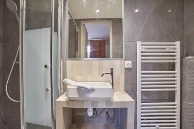 Salle de bains dans l'établissement Apartment Center of Paris by Studio prestige