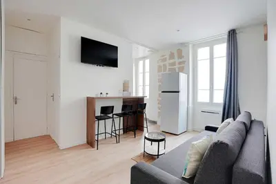 Télévision ou salle de divertissement dans l'établissement Peaceful apartment - 1BR 4P - Levallois-Perret