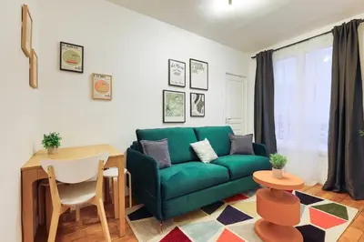 Coin salon dans l'établissement Élégant appartement 1 chambre pour 4 personnes au cœur de Paris, à Bastille