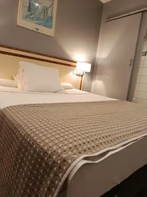 Un ou plusieurs lits dans un hébergement de l'établissement hotel azur