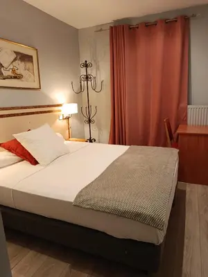 Un ou plusieurs lits dans un hébergement de l'établissement hotel azur