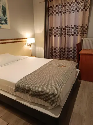 Un ou plusieurs lits dans un hébergement de l'établissement hotel azur