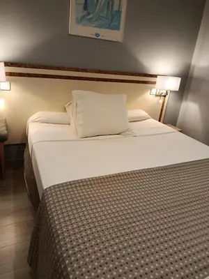Un ou plusieurs lits dans un hébergement de l'établissement hotel azur