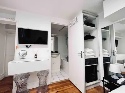 Cuisine ou kitchenette dans l'établissement Iconic location only 500 meters to The Louvre