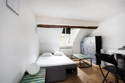 Un ou plusieurs lits dans un hébergement de l'établissement Promo! Best location! Duplex apt near the Louvre