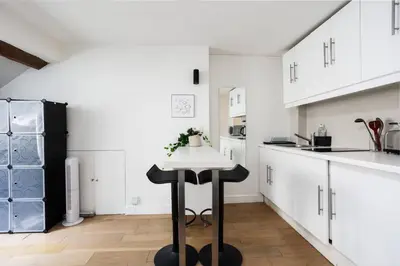 Cuisine ou kitchenette dans l'établissement Promo! Best location! Duplex apt near the Louvre
