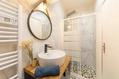 Salle de bains dans l'établissement Île SAINT LOUIS, NOTRE DAME, suite 1 chambre 2 à 4p
