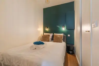 Un ou plusieurs lits dans un hébergement de l'établissement Île SAINT LOUIS, NOTRE DAME, suite 1 chambre 2 à 4p