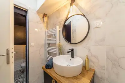 Salle de bains dans l'établissement Île SAINT LOUIS, NOTRE DAME, suite 1 chambre 2 à 4p